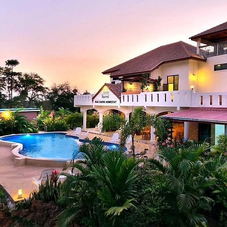 Bua Daeng Homestay Resort Kumphawapi Екстер'єр фото