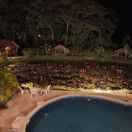Bua Daeng Homestay Resort Kumphawapi Екстер'єр фото