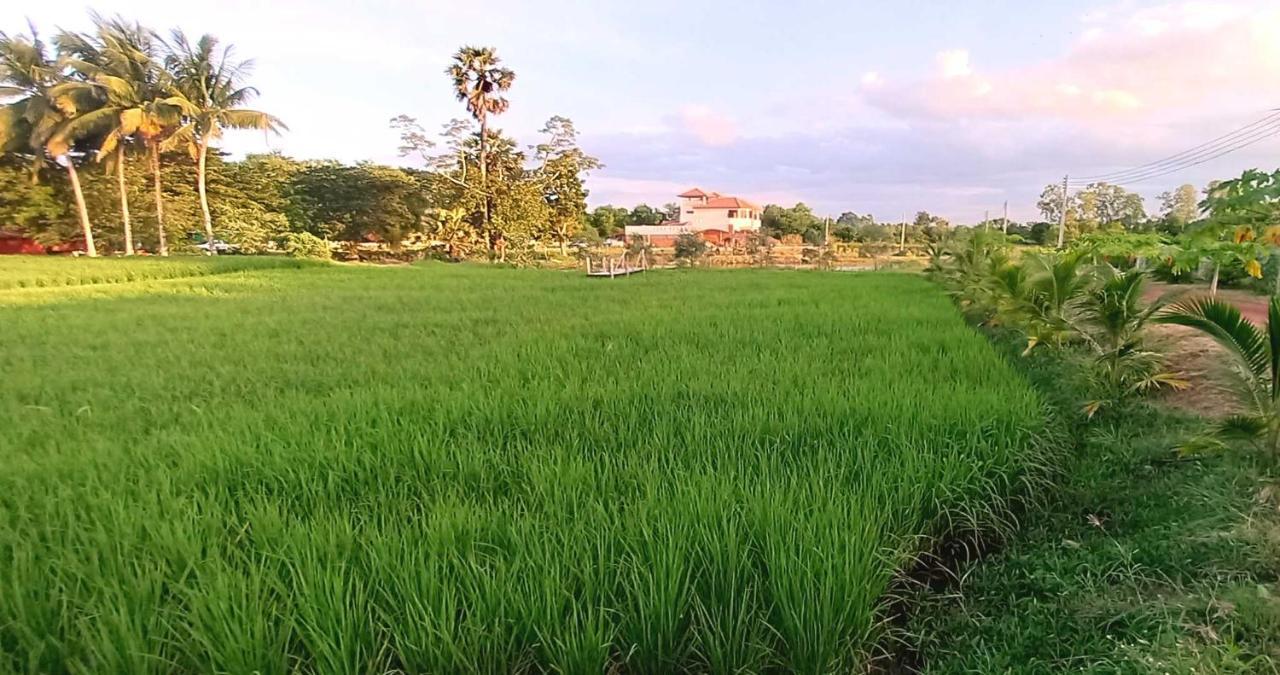 Bua Daeng Homestay Resort Kumphawapi Екстер'єр фото