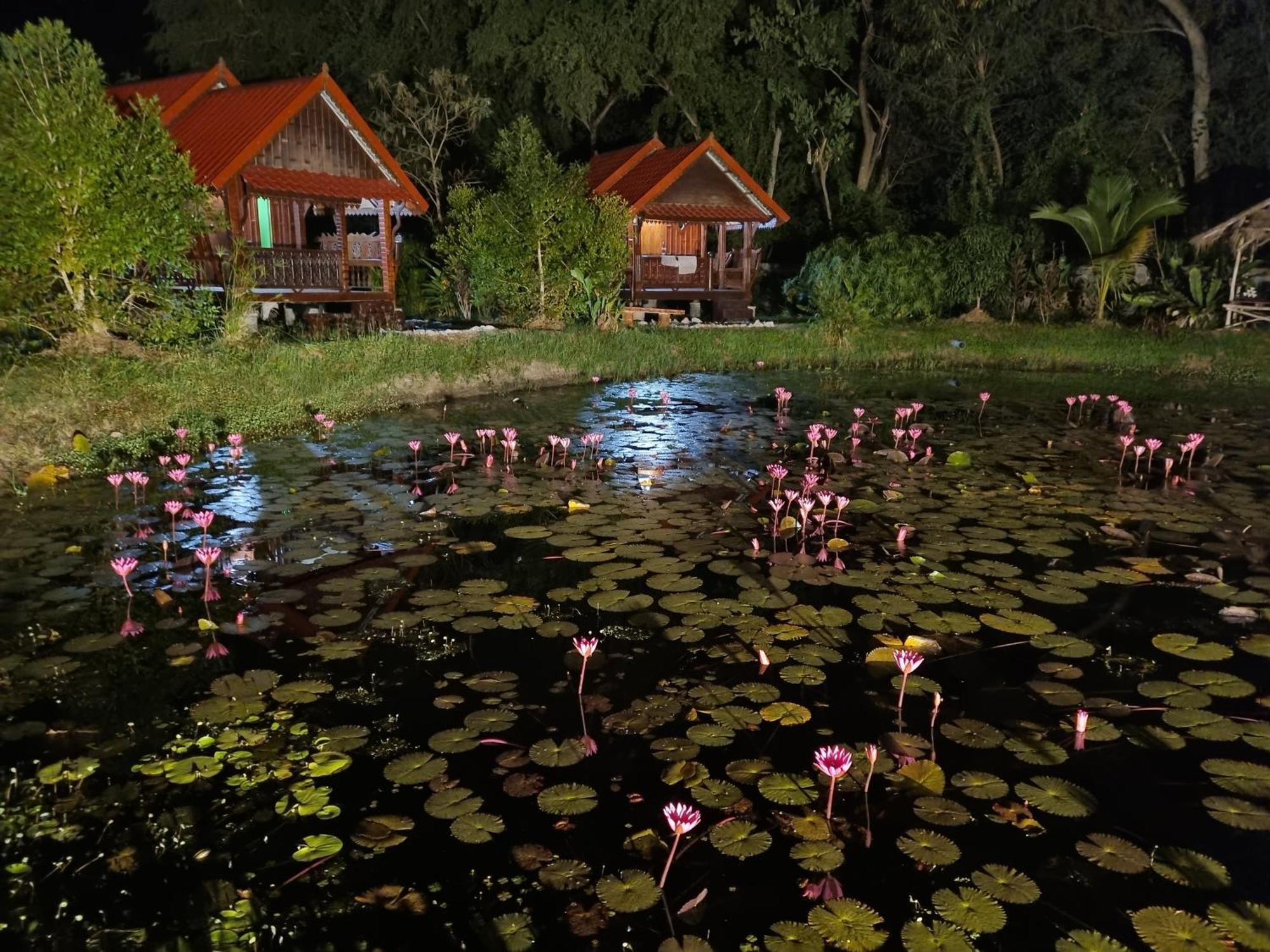Bua Daeng Homestay Resort Kumphawapi Екстер'єр фото