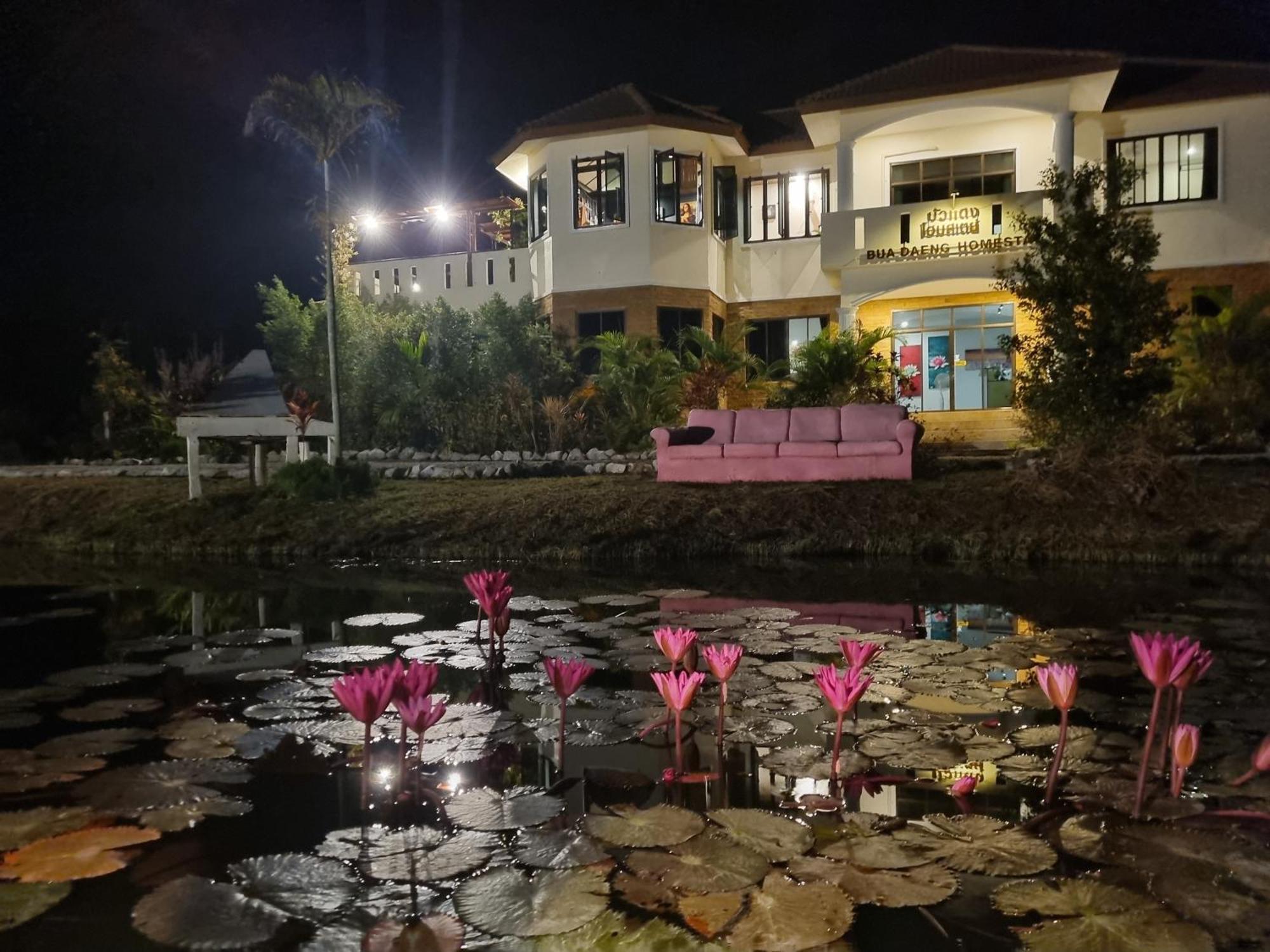 Bua Daeng Homestay Resort Kumphawapi Екстер'єр фото