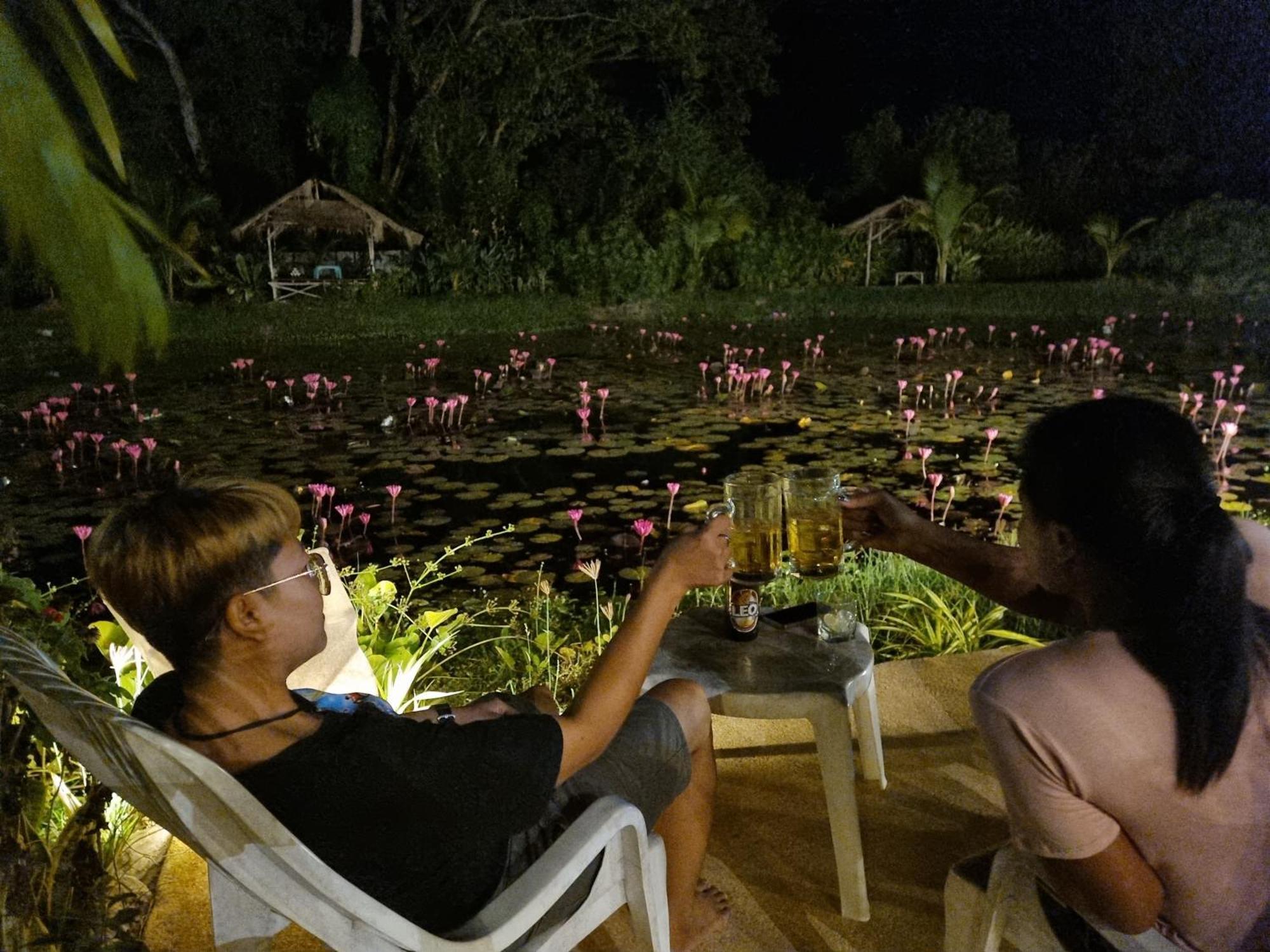 Bua Daeng Homestay Resort Kumphawapi Екстер'єр фото