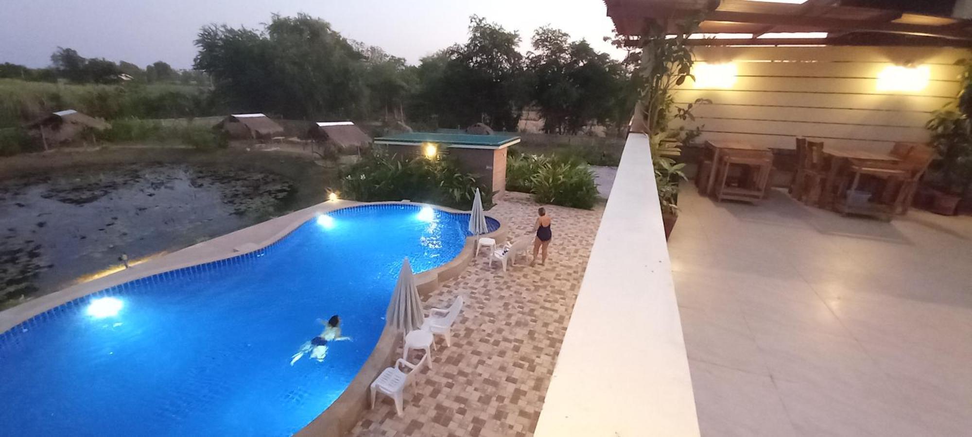Bua Daeng Homestay Resort Kumphawapi Екстер'єр фото