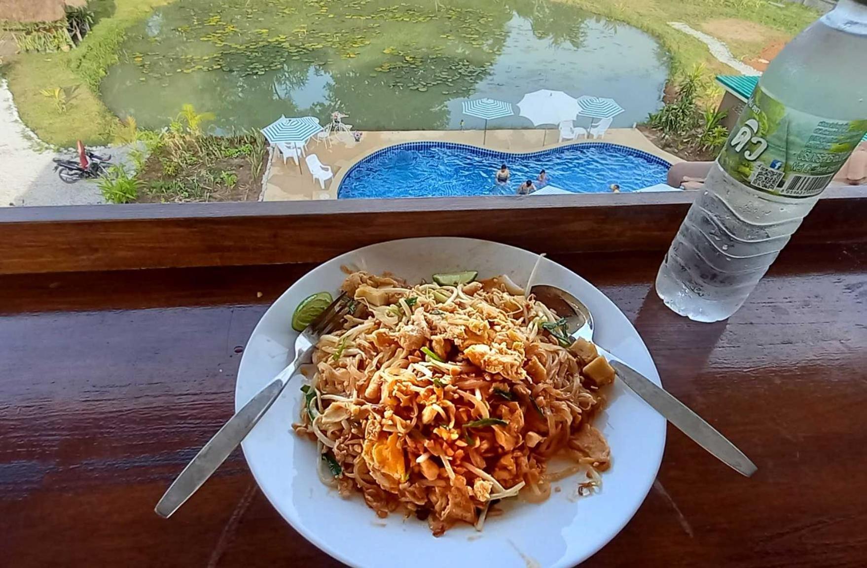 Bua Daeng Homestay Resort Kumphawapi Екстер'єр фото
