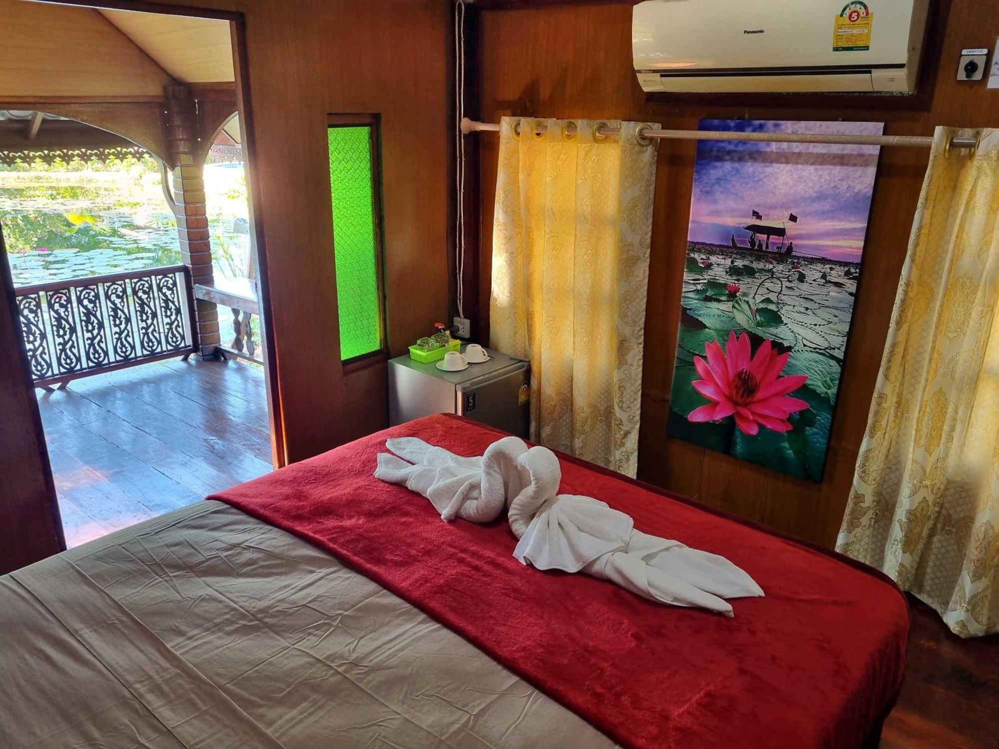 Bua Daeng Homestay Resort Kumphawapi Екстер'єр фото