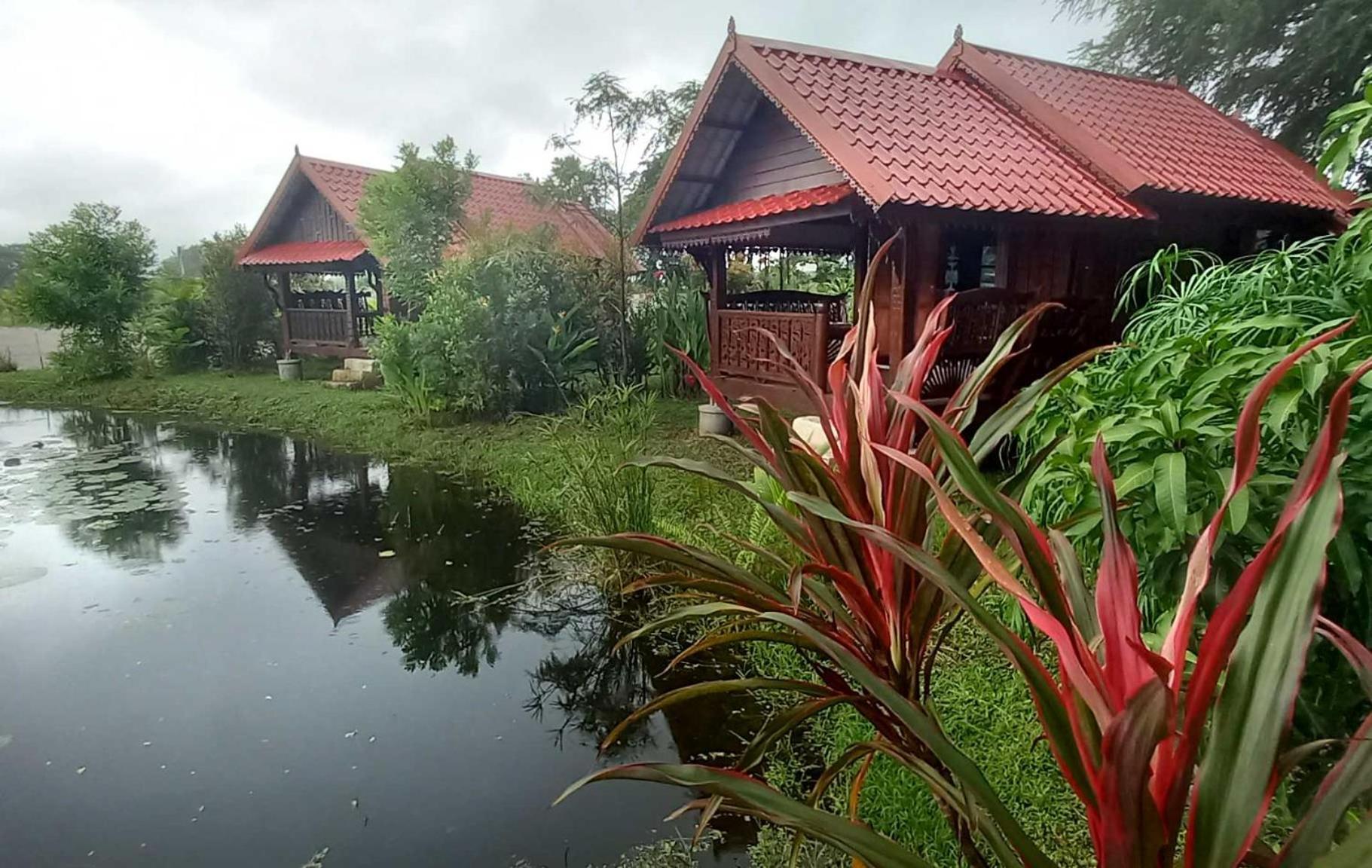 Bua Daeng Homestay Resort Kumphawapi Екстер'єр фото