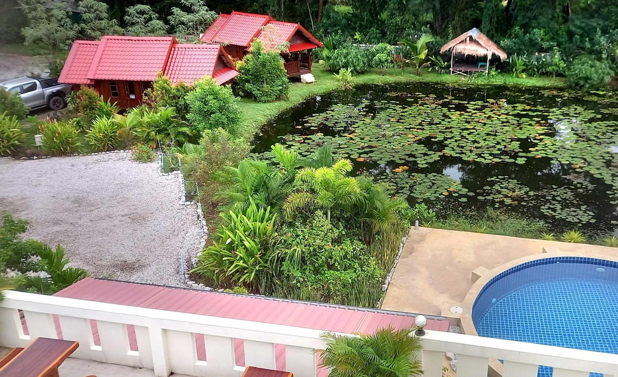 Bua Daeng Homestay Resort Kumphawapi Екстер'єр фото