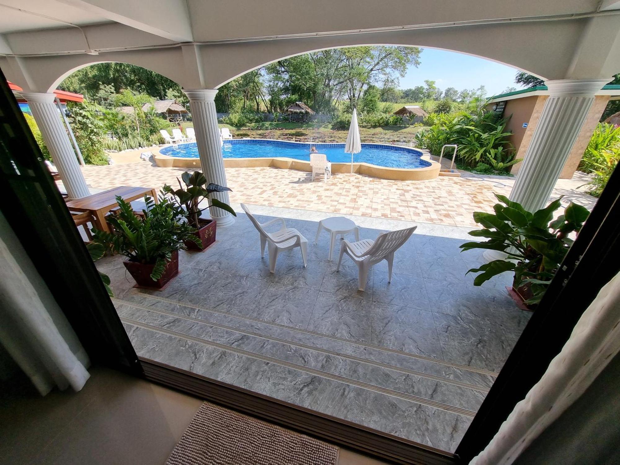 Bua Daeng Homestay Resort Kumphawapi Екстер'єр фото