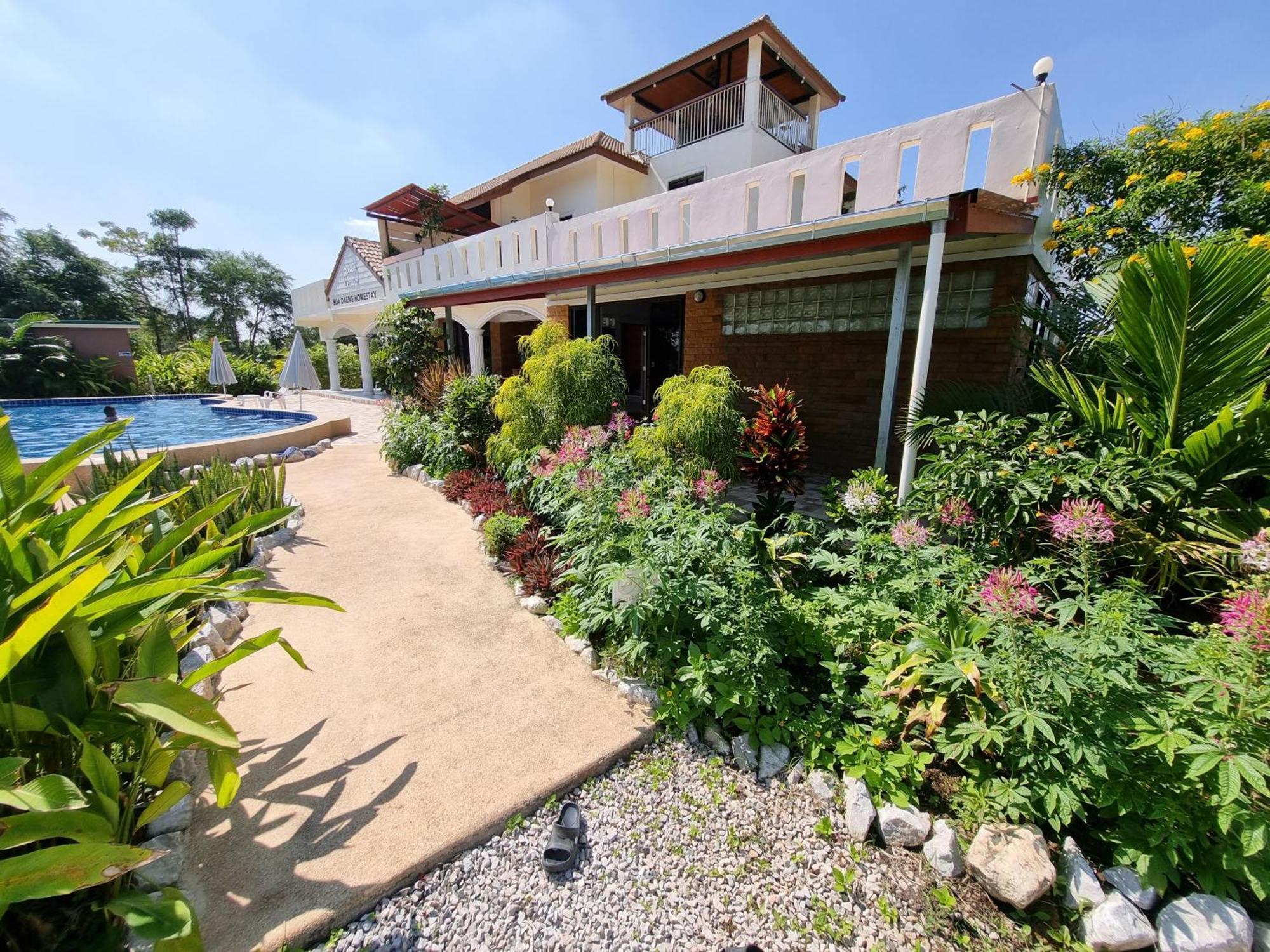 Bua Daeng Homestay Resort Kumphawapi Екстер'єр фото