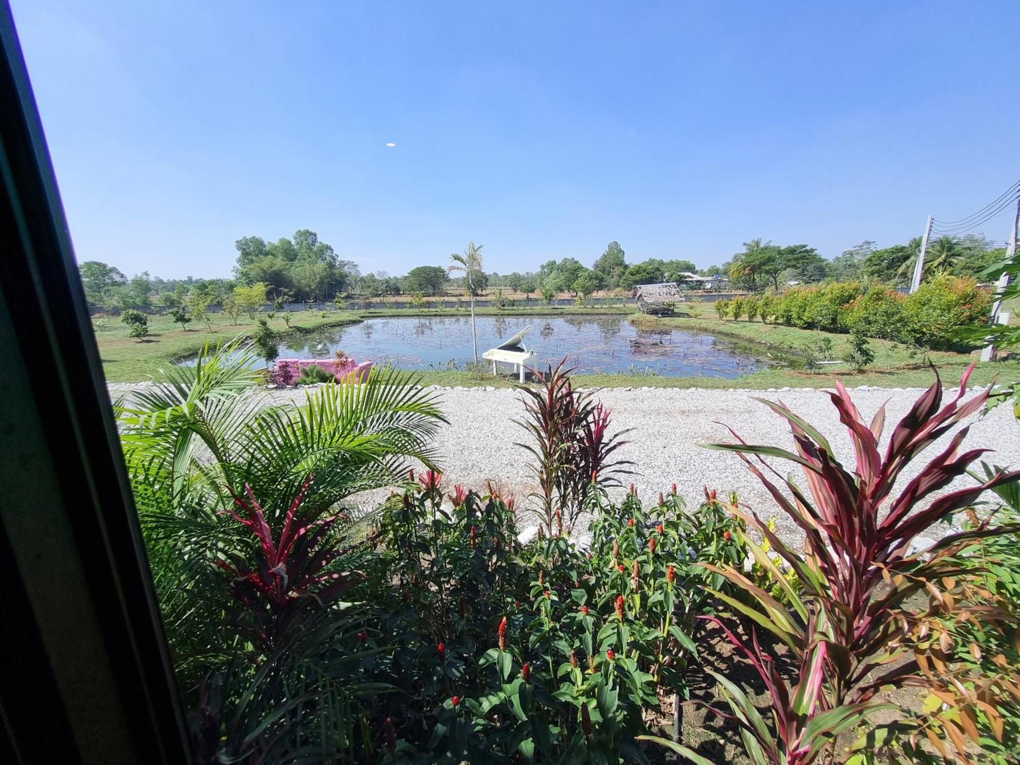 Bua Daeng Homestay Resort Kumphawapi Екстер'єр фото